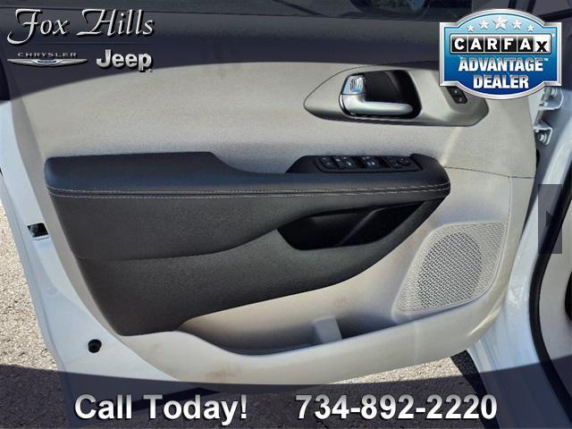 Photo of 2024 Bright White Chrysler Pacifica