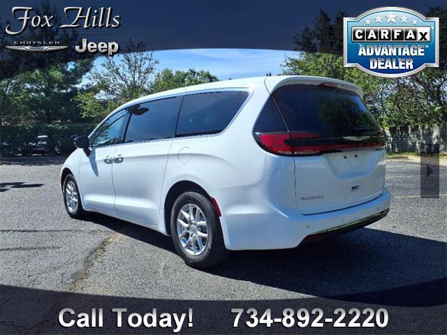 Photo of 2024 Bright White Chrysler Pacifica