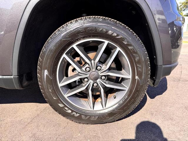 Photo of 2019 Gray Jeep Grand Cherokee
