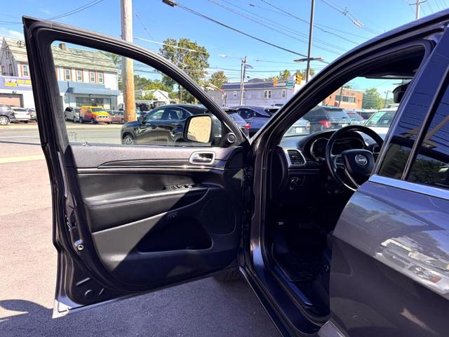 Photo of 2019 Gray Jeep Grand Cherokee