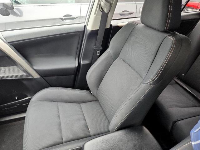 Photo of 2015 White Toyota RAV4