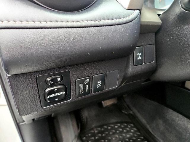 Photo of 2015 White Toyota RAV4
