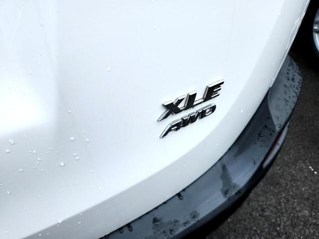 Photo of 2015 White Toyota RAV4