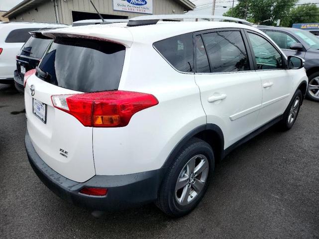 Photo of 2015 White Toyota RAV4