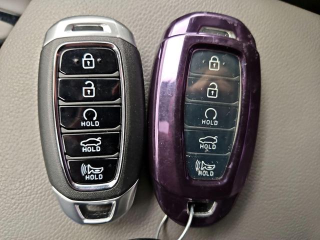 Photo of 2023 Gray Hyundai ELANTRA