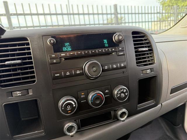 Photo of 2008 White GMC Sierra 2500