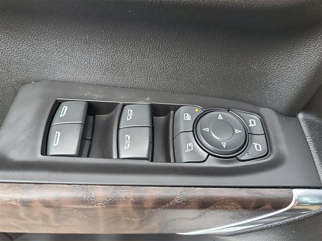 Photo of 2021 White GMC Sierra 1500