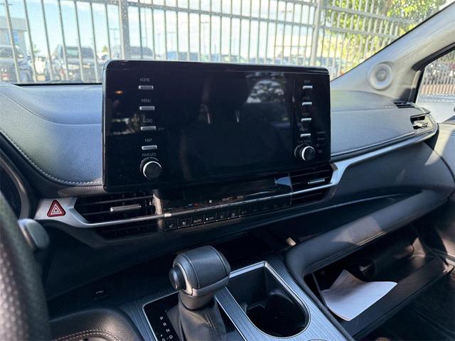 Photo of 2023 White Toyota Sienna