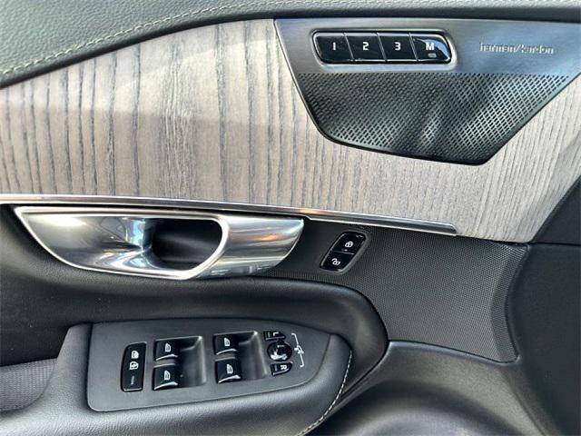 Photo of 2021 Crystal White Metallic Volvo XC90
