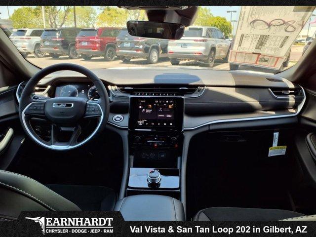 Photo of 2025 Diamond Black Crystal Pearlcoat Jeep Grand Cherokee L