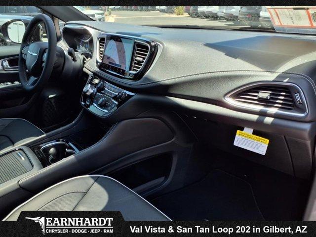 Photo of 2025 Ceramic Gray Clearcoat Chrysler Pacifica