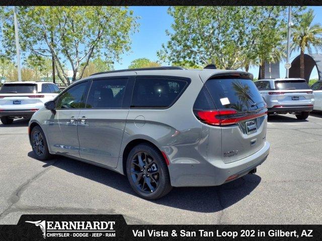 Photo of 2025 Ceramic Gray Clearcoat Chrysler Pacifica