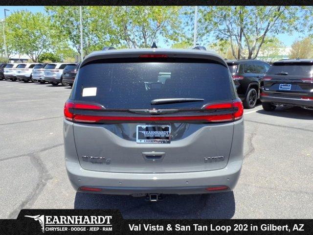 Photo of 2025 Ceramic Gray Clearcoat Chrysler Pacifica