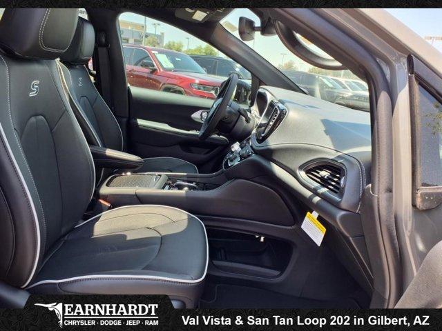 Photo of 2025 Ceramic Gray Clearcoat Chrysler Pacifica