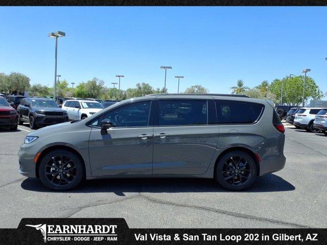 Photo of 2025 Ceramic Gray Clearcoat Chrysler Pacifica
