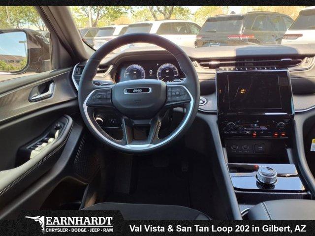 Photo of 2025 Diamond Black Crystal Pearlcoat Jeep Grand Cherokee