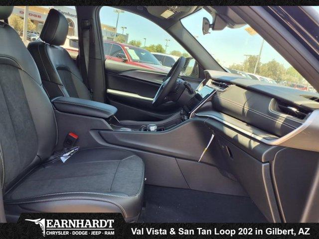 Photo of 2025 Diamond Black Crystal Pearlcoat Jeep Grand Cherokee