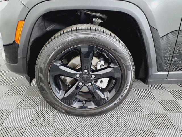Photo of 2023 Diamond Black Crystal Pearlcoat Jeep Grand Cherokee