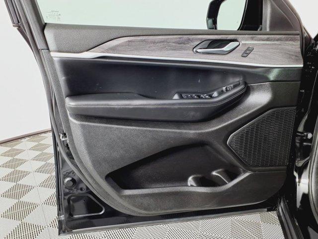 Photo of 2023 Diamond Black Crystal Pearlcoat Jeep Grand Cherokee