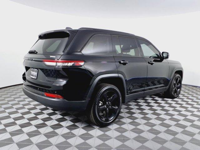 Photo of 2023 Diamond Black Crystal Pearlcoat Jeep Grand Cherokee
