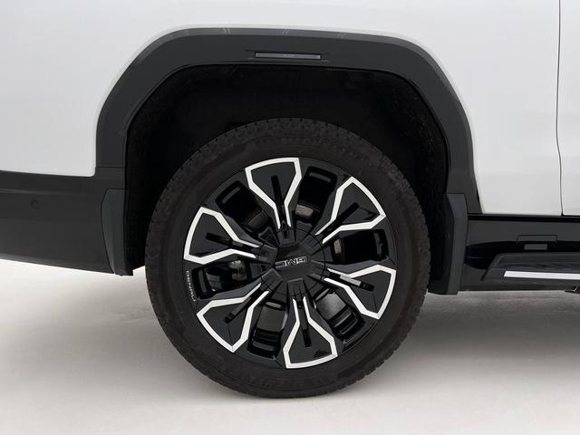 Photo of 2025 Summit White GMC Sierra EV