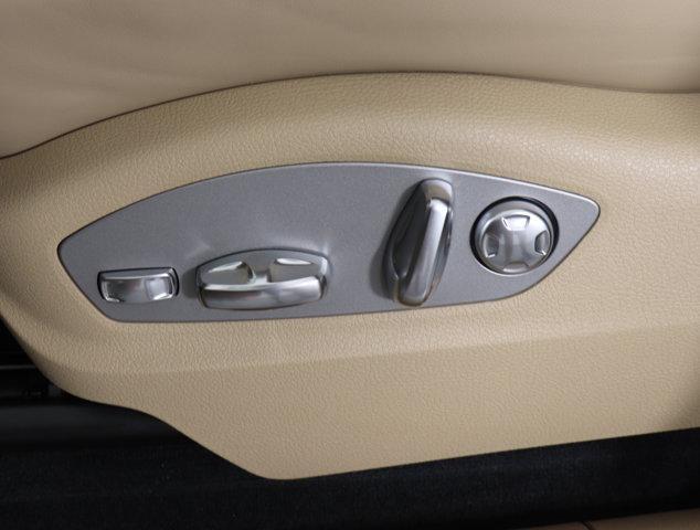 Photo of 2025 White Porsche Macan