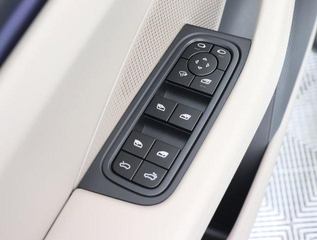 Photo of 2025 White Porsche Macan