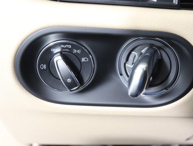 Photo of 2025 White Porsche Macan