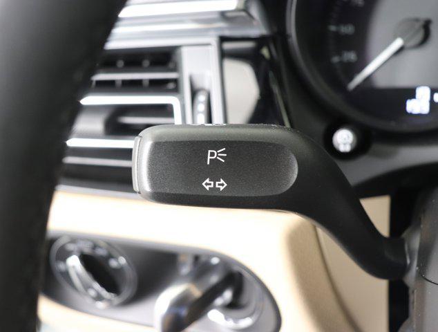 Photo of 2025 White Porsche Macan