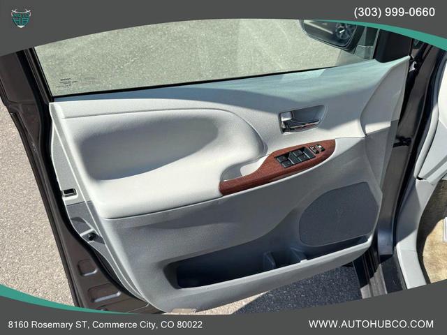 Photo of 2011 Predawn Gray Mica Toyota Sienna