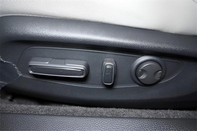 Photo of 2025 Platinum White Pearl Honda Accord