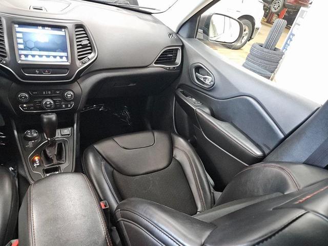 Photo of 2019 Velvet Red Pearlcoat Jeep Cherokee