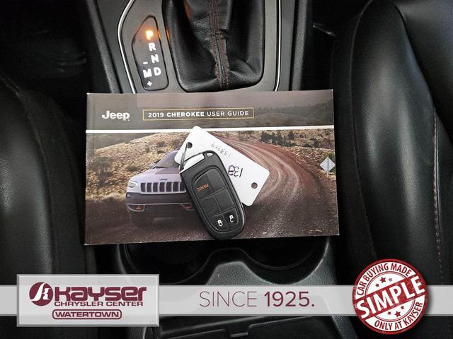 Photo of 2019 Velvet Red Pearlcoat Jeep Cherokee