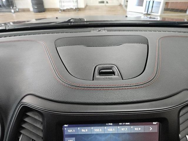 Photo of 2019 Velvet Red Pearlcoat Jeep Cherokee