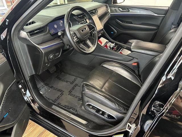 Photo of 2021 Diamond Black Crystal Pearlcoat Jeep Grand Cherokee L