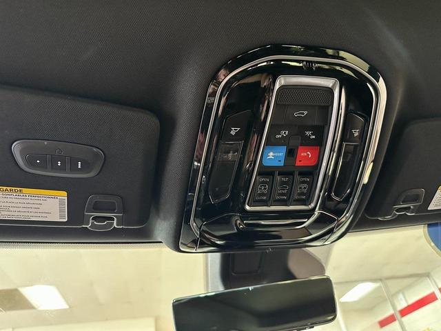Photo of 2021 Diamond Black Crystal Pearlcoat Jeep Grand Cherokee L