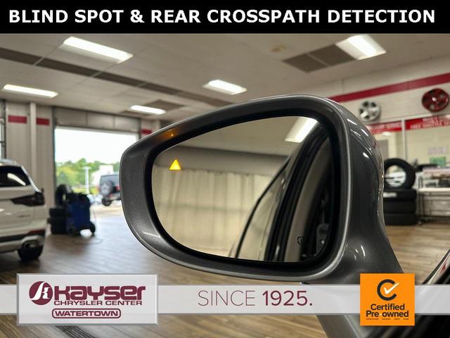 Photo of 2018 Billet Silver Metallic Clearcoat Chrysler Pacifica