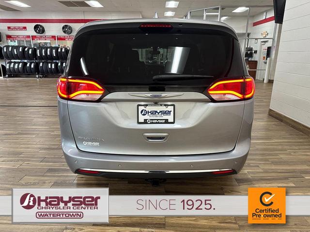Photo of 2018 Billet Silver Metallic Clearcoat Chrysler Pacifica
