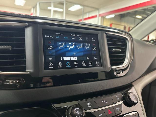 Photo of 2018 Billet Silver Metallic Clearcoat Chrysler Pacifica