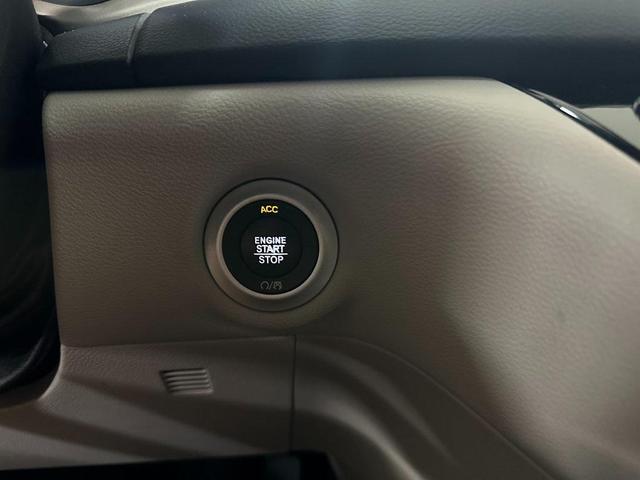 Photo of 2018 Billet Silver Metallic Clearcoat Chrysler Pacifica