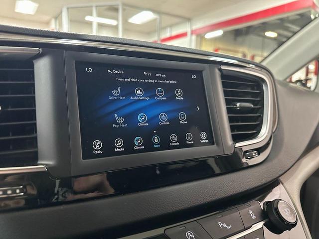 Photo of 2018 Billet Silver Metallic Clearcoat Chrysler Pacifica