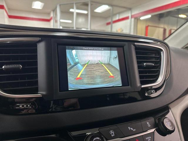 Photo of 2018 Billet Silver Metallic Clearcoat Chrysler Pacifica