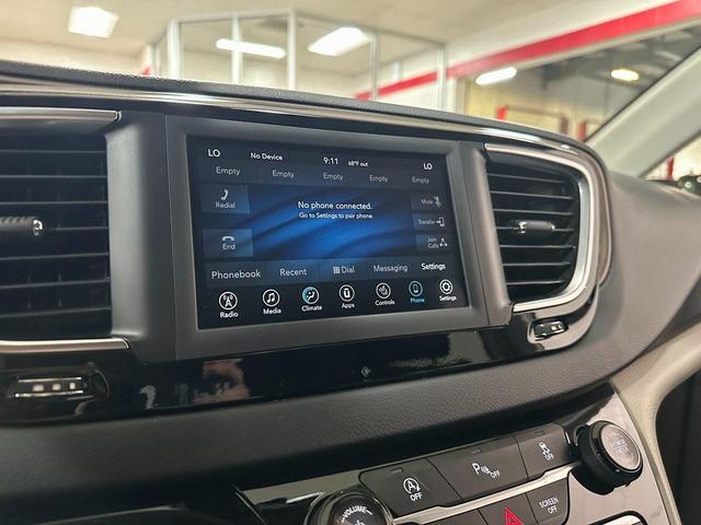 Photo of 2018 Billet Silver Metallic Clearcoat Chrysler Pacifica