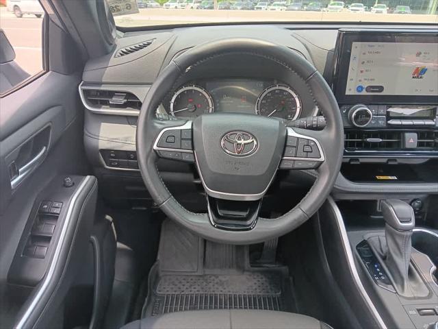 Photo of 2023 Celestial Silver Metallic Toyota Highlander