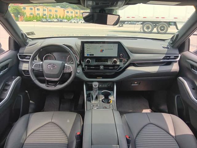 Photo of 2023 Celestial Silver Metallic Toyota Highlander