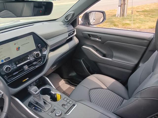 Photo of 2023 Celestial Silver Metallic Toyota Highlander