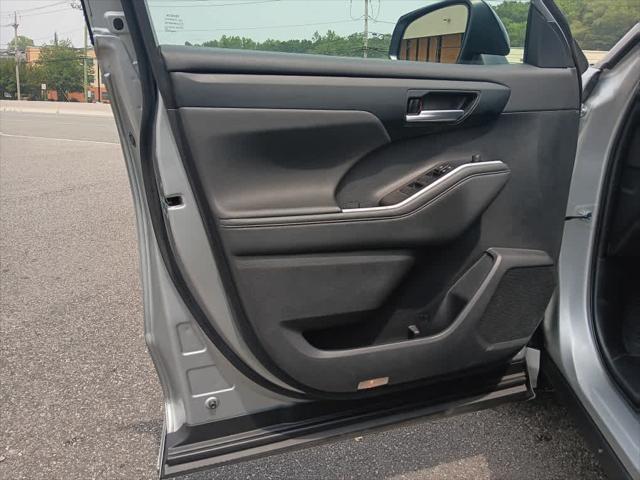 Photo of 2023 Celestial Silver Metallic Toyota Highlander