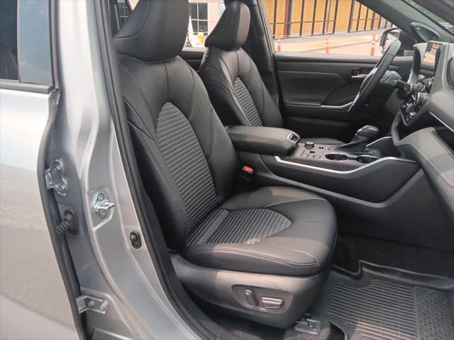 Photo of 2023 Celestial Silver Metallic Toyota Highlander