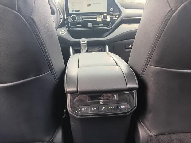 Photo of 2023 Celestial Silver Metallic Toyota Highlander