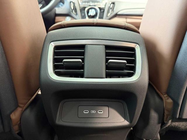 Photo of 2025 Platinum White Pearl Acura RDX